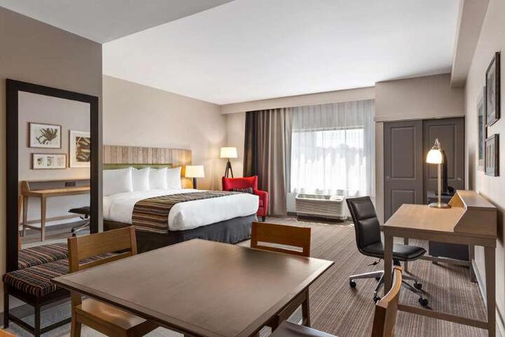 1 King Bed (4 of 7)