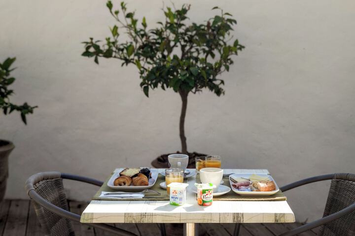 Breakfast/Coffee Service 60 of 143