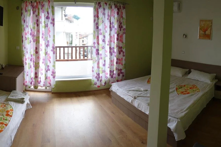Room 7 of 12