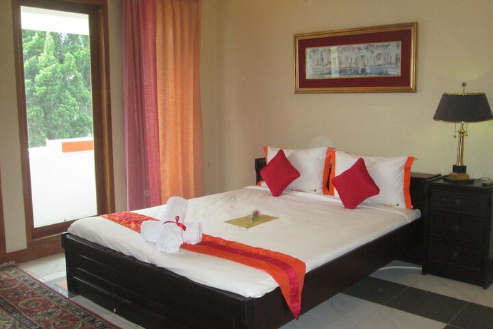Room 6 of 18