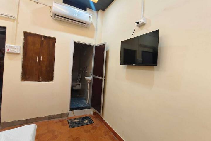 Room 9 of 16