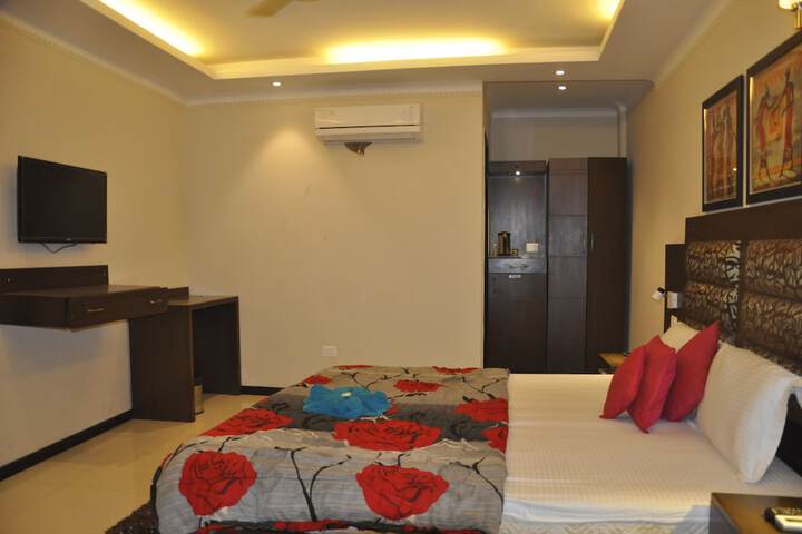 Room 13 of 28