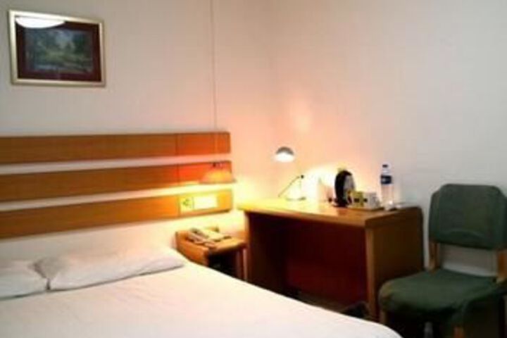 Room 19 of 33