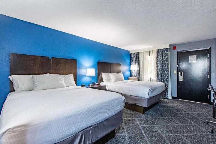 2 Queen Beds Executive Room Living Room Wet Bar Microwave and Refrigerator Bath and Shower Full Breakfast (8 of 34)