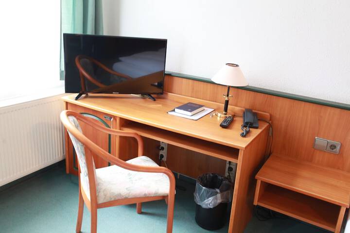 Room 11 of 32