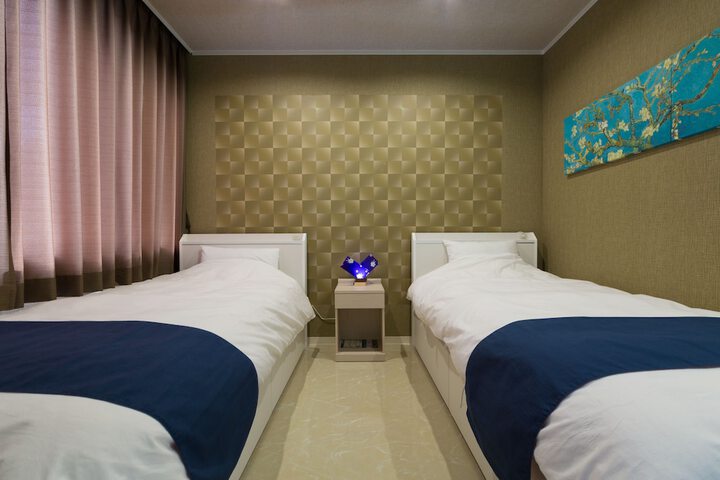 Room 4 of 27