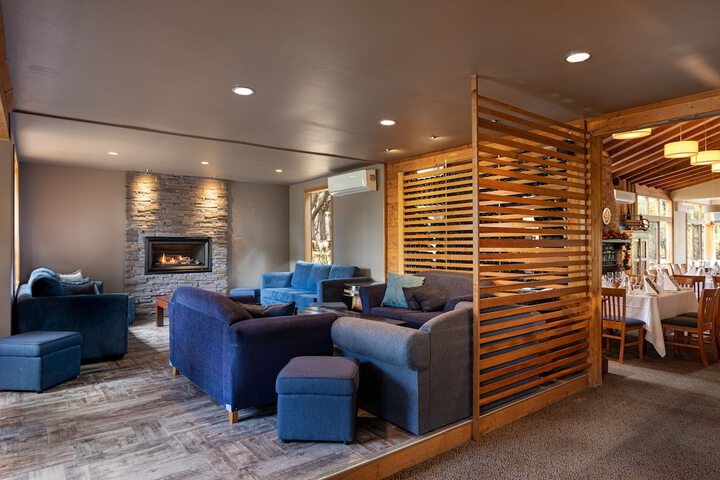 Lounge 31 of 57