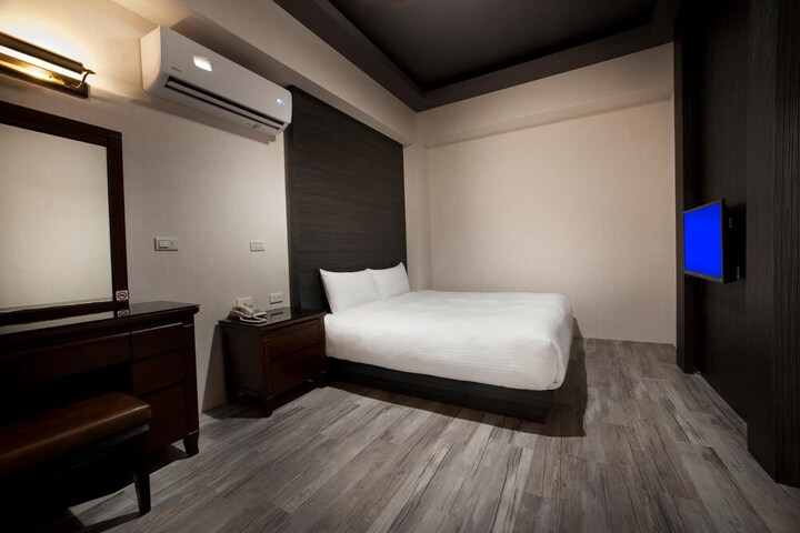 Room 8 of 28