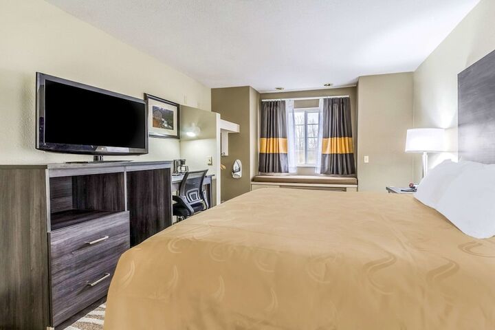 1 King Bed (11 of 18)