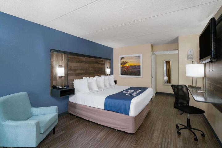 1 King Bed (3 of 10)