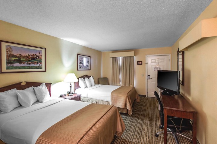 2 Double Beds (1 of 8)