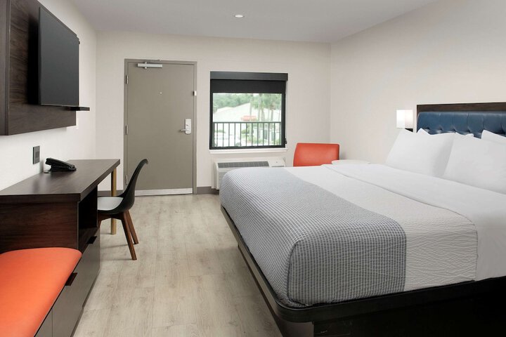1 King Bed (12 of 17)