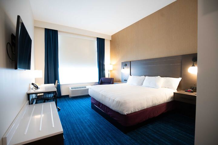 Deluxe Room 1 King Bed (3 of 6)