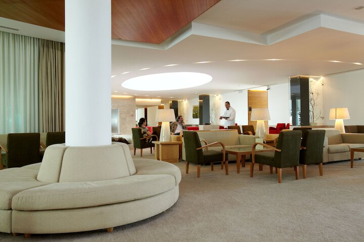 Lounge 44 of 53