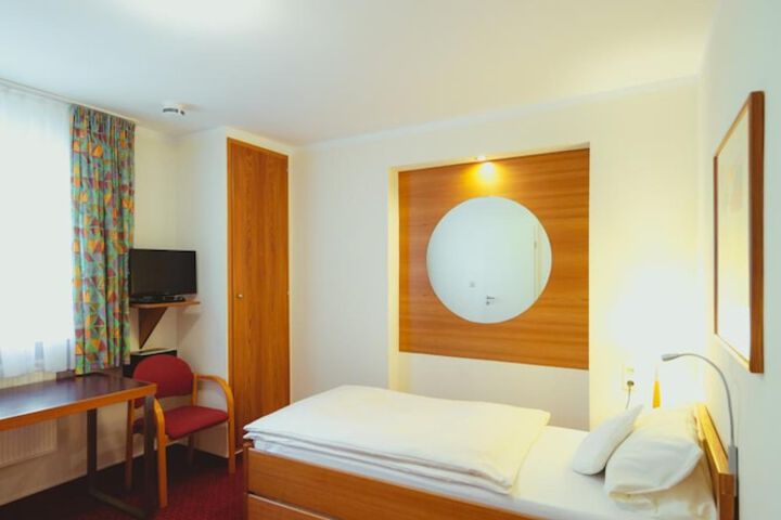 Room 5 of 34