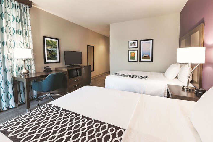 2 Queen Beds (10 of 11)