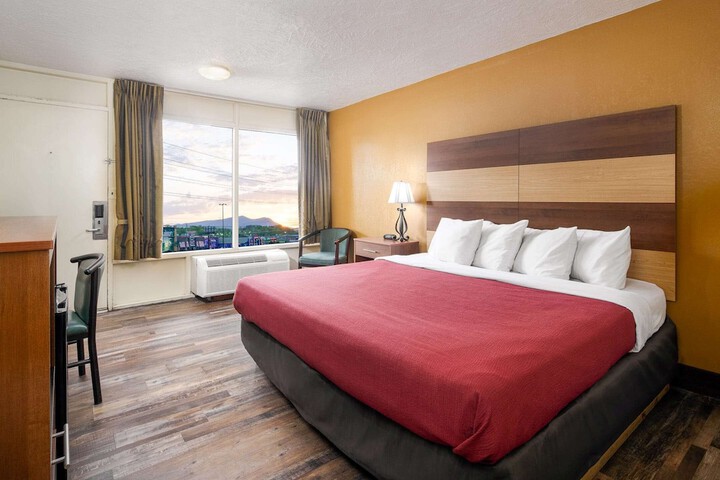 1 King Bed (3 of 7)