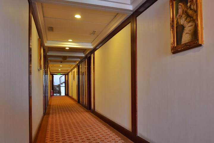 Ballroom/Hall 29 of 40