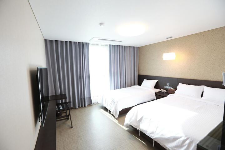 Room 12 of 40