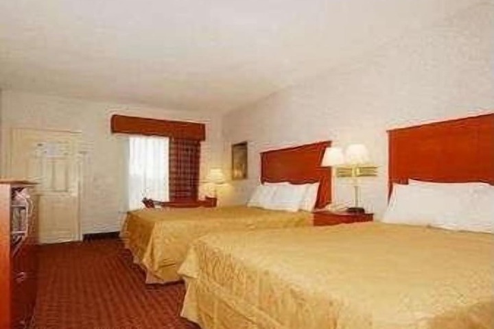 1 Queen Bed (3 of 9)