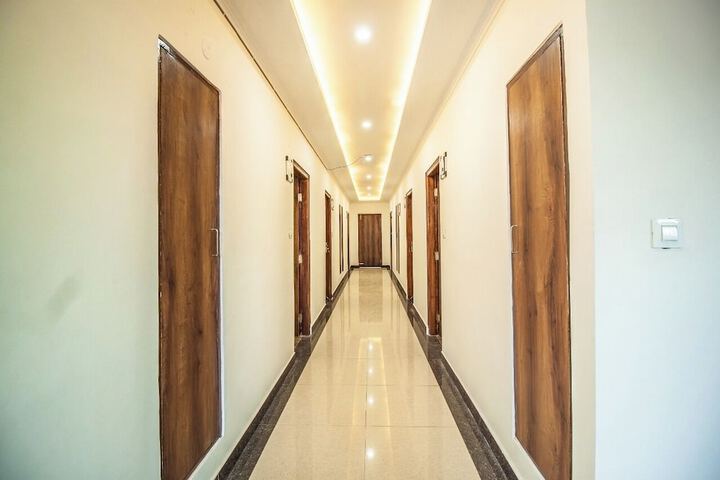 Ballroom/Hall 28 of 29