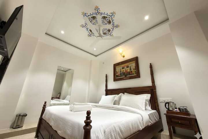 Room 2 of 10