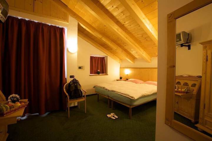 Room 5 of 33