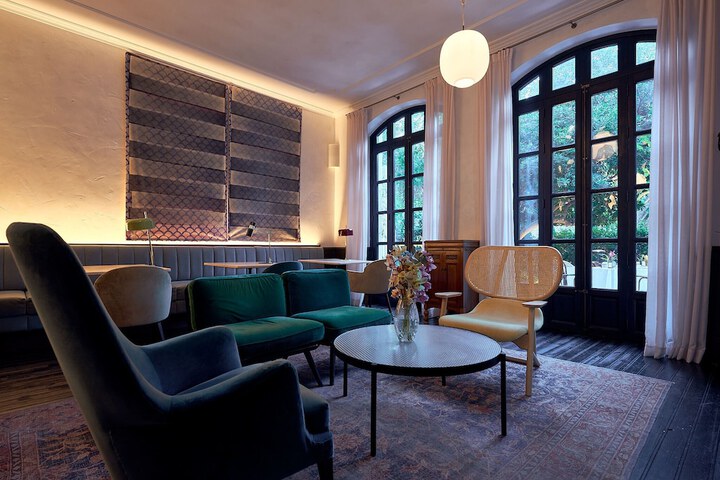 Lobby lounge