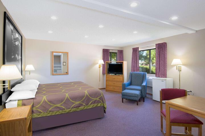 1 King Bed (4 of 11)