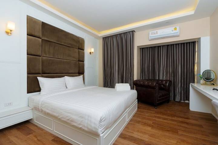Room 8 of 9
