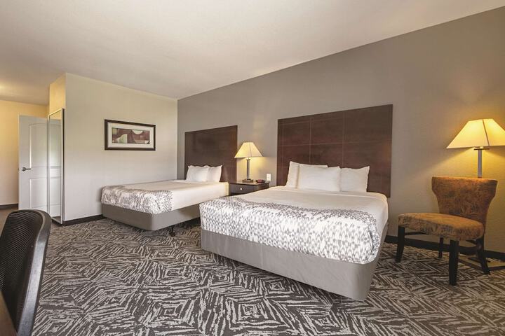 2 Queen Beds (4 of 8)