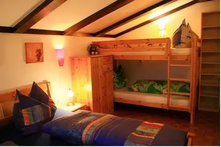 Room 4 of 9