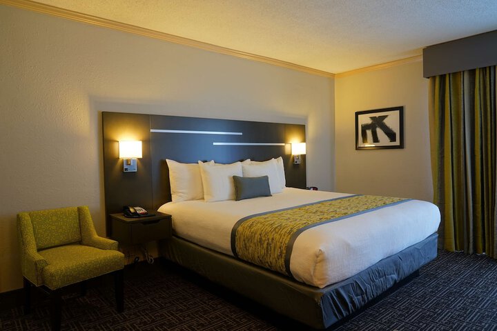 1 King Bed Bathtub Accessible (3 of 18)