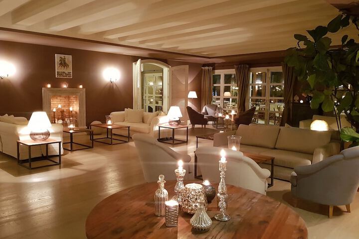 Lounge 60 of 78