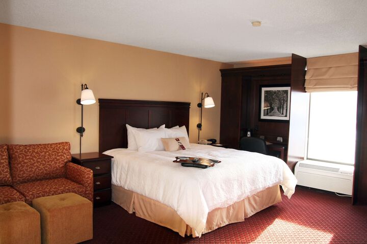 1 King Bed (3 of 10)