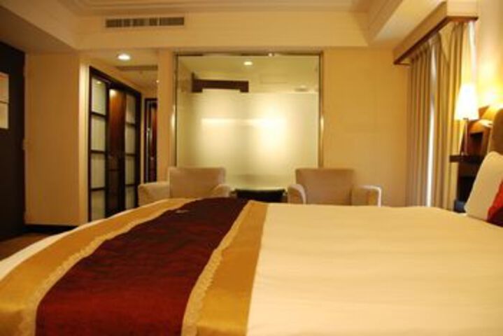 Room 30 of 82