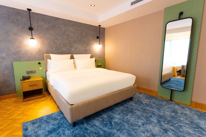 Room 6 of 10