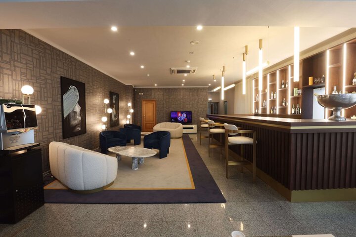Lounge 66 of 70