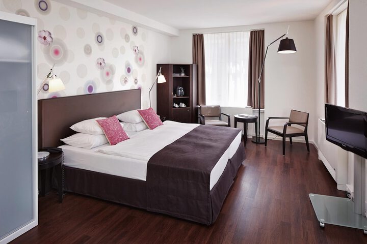 Room 47 of 77