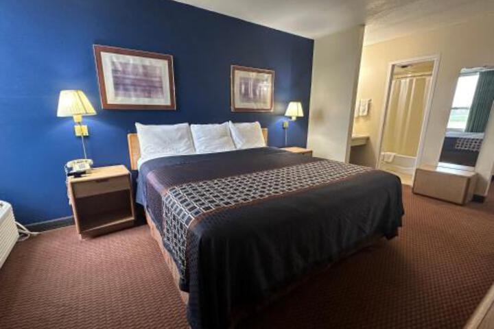 Economy Room 1 King Bed