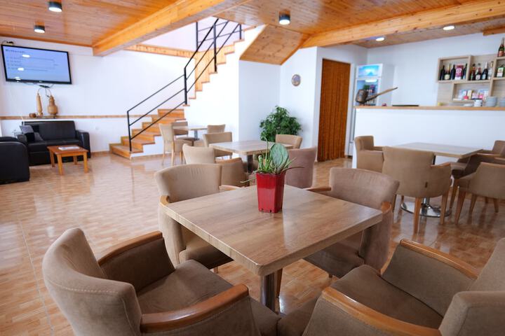 Lounge 54 of 62