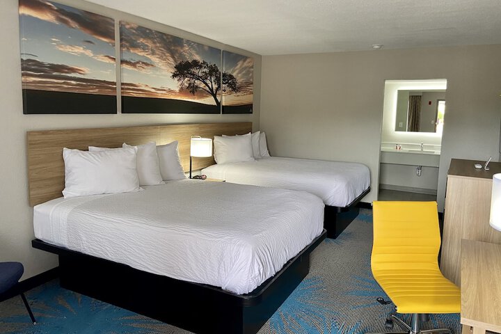 2 Queen Beds (4 of 15)