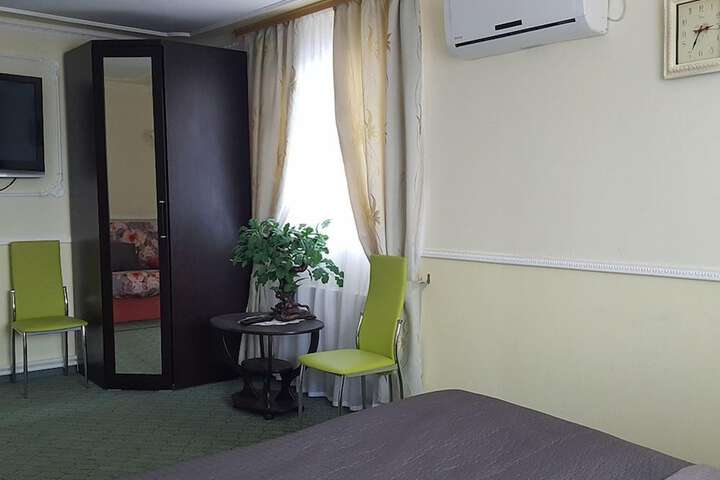 Room 12 of 28