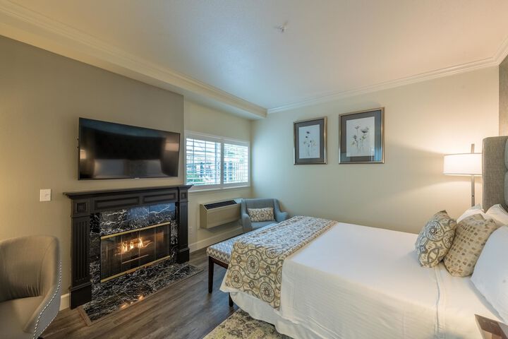 1 Queen Bed (16 of 17)