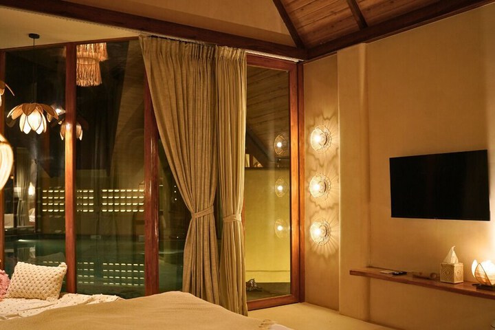 Room 16 of 76