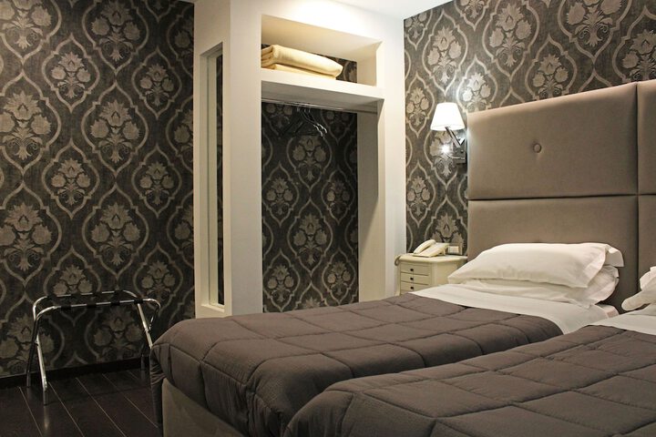 Room 27 of 83