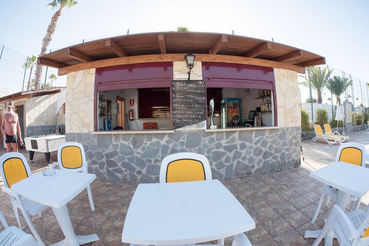 Swim-up bar