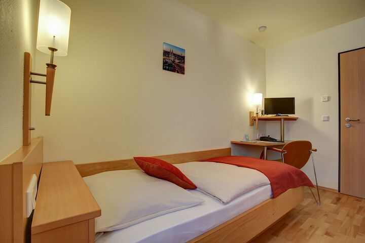 Room 10 of 33