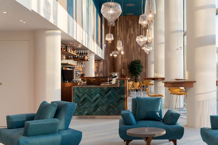 Lounge 60 of 82