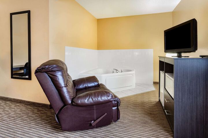1 King Bed (9 of 9)
